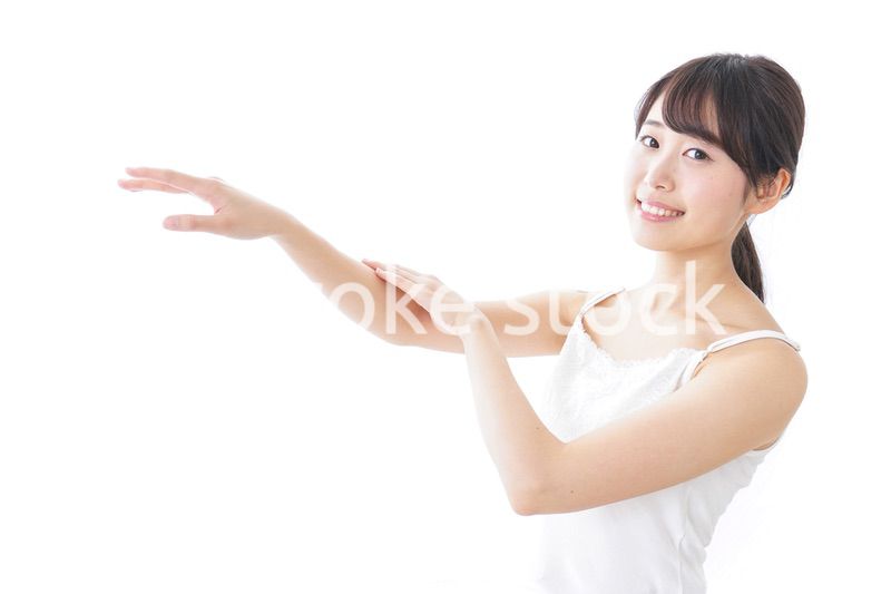 クリームを塗る若い女性