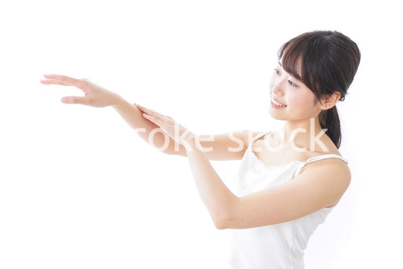 クリームを塗る若い女性