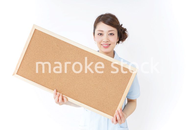コルクボードを持つ看護師