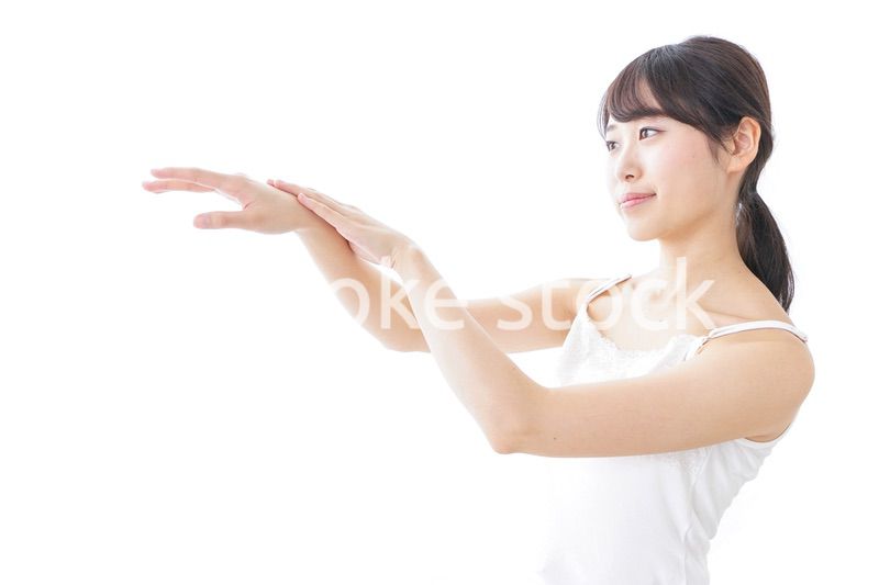 クリームを塗る若い女性