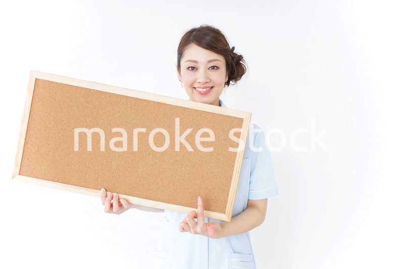 コルクボードを持つ看護師