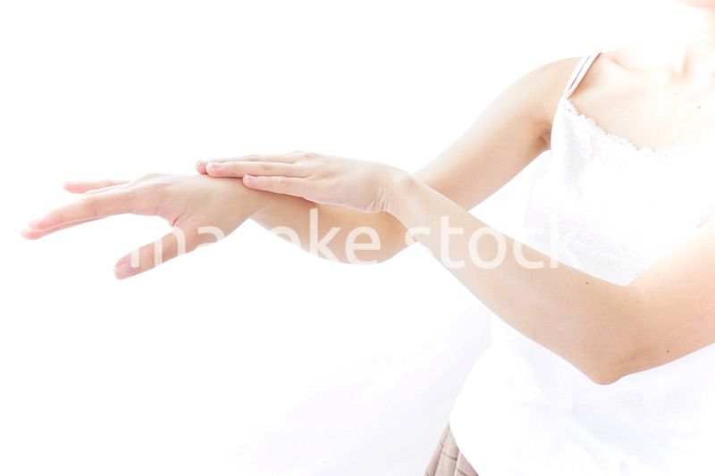 クリームを塗る若い女性