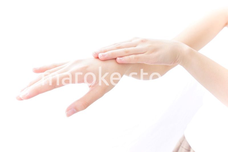 クリームを塗る若い女性