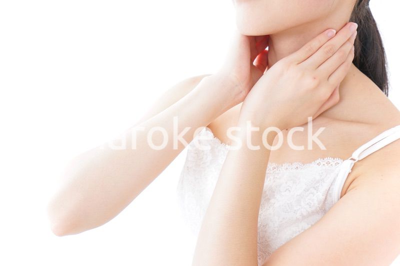 クリームを塗る若い女性