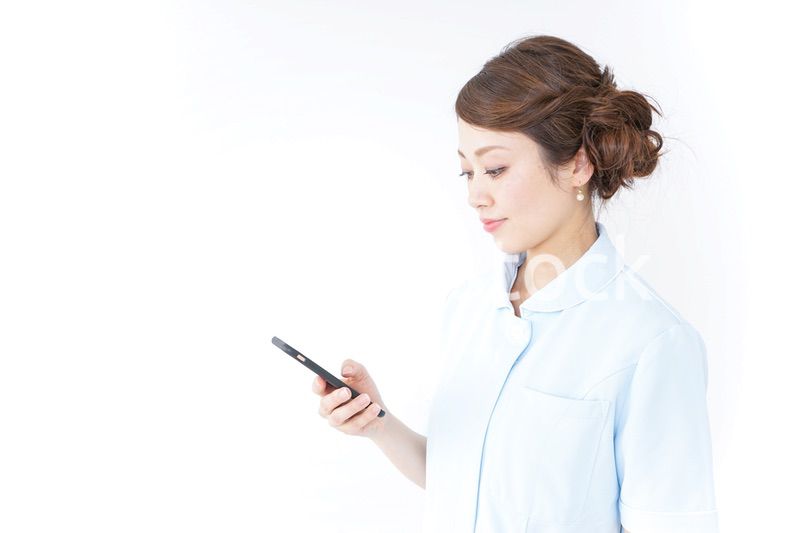 スマホを使う看護師
