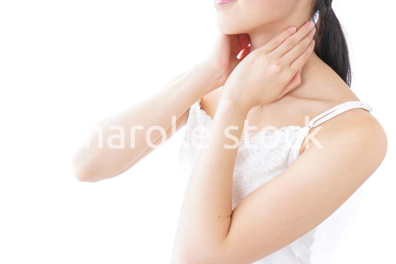 クリームを塗る若い女性