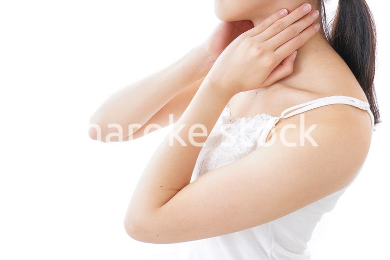 クリームを塗る若い女性