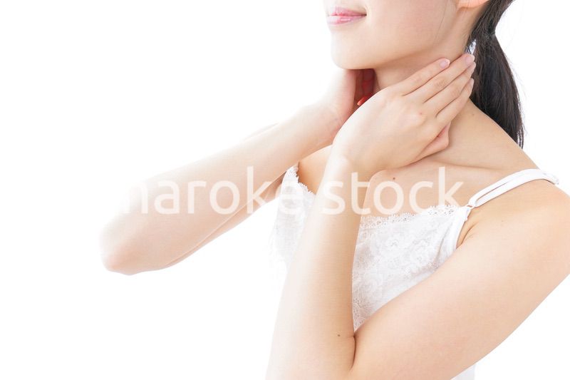 クリームを塗る若い女性