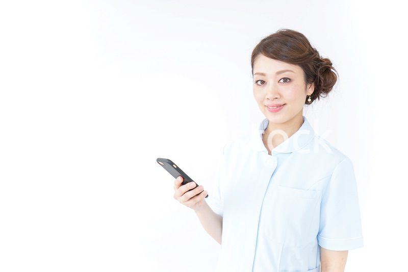 スマホを使う看護師