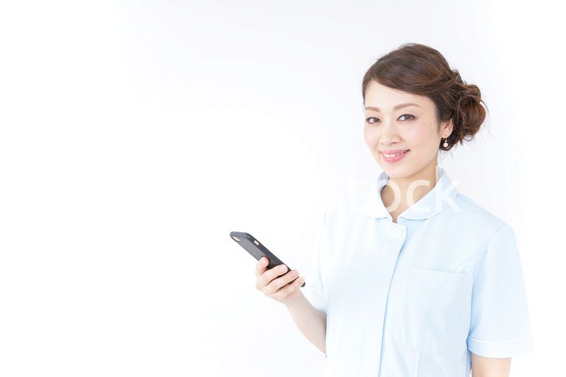スマホを使う看護師