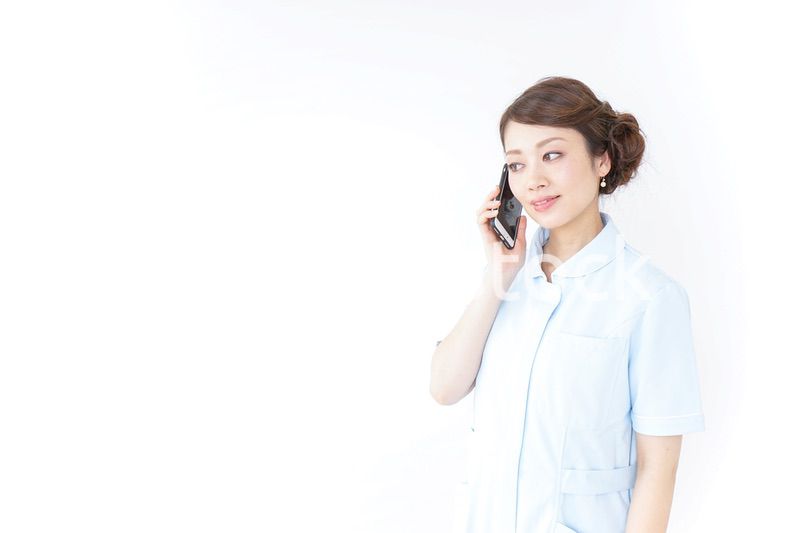 スマホを使う看護師