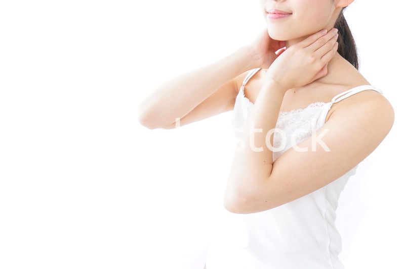 クリームを塗る若い女性