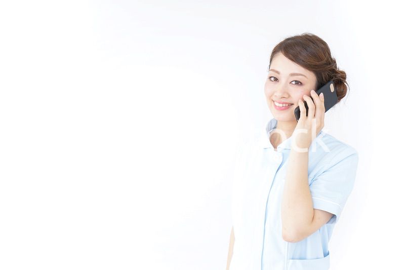 スマホを使う看護師