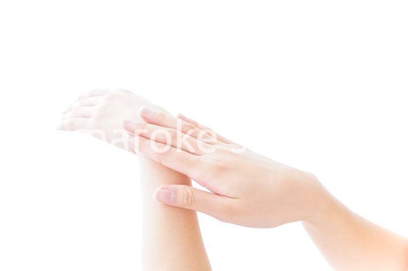 クリームを塗る若い女性