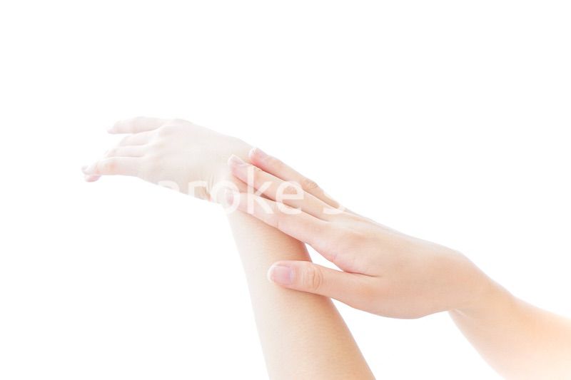 クリームを塗る若い女性