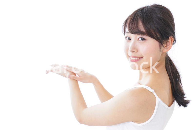 クリームを塗る若い女性