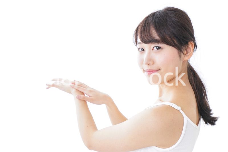 クリームを塗る若い女性