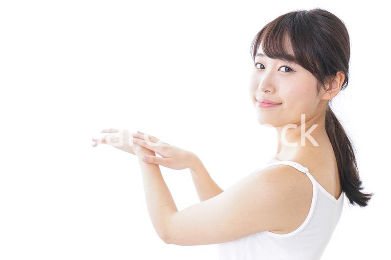 クリームを塗る若い女性