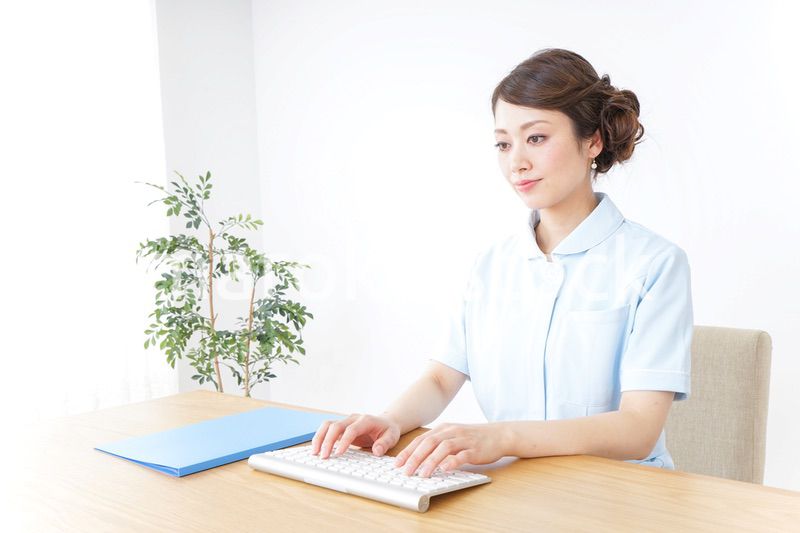 パソコンを使う看護師
