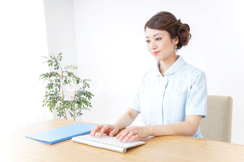 パソコンを使う看護師
