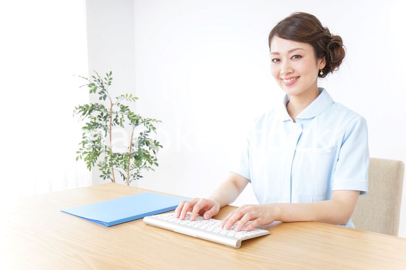 パソコンを使う看護師