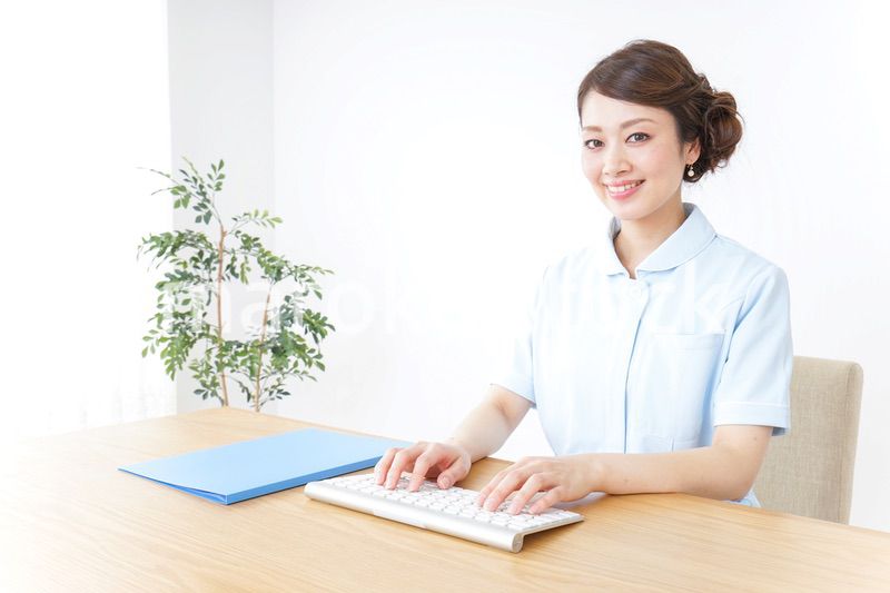 パソコンを使う看護師