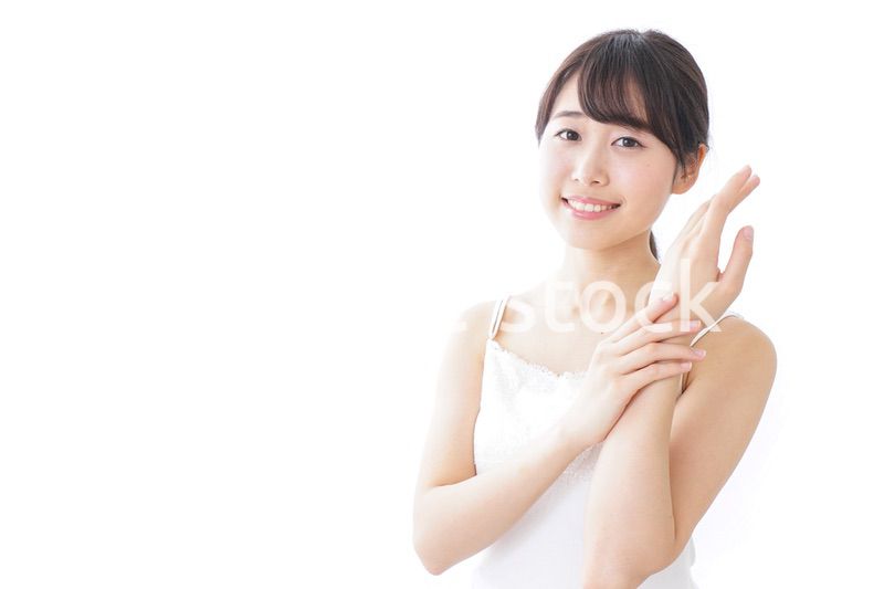 クリームを塗る若い女性