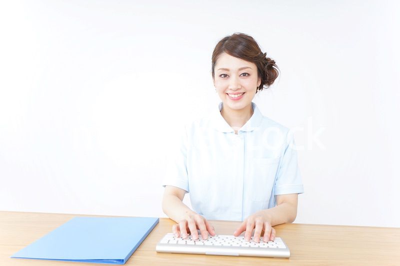 パソコンを使う看護師