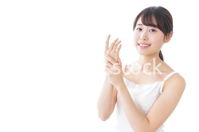 クリームを塗る若い女性