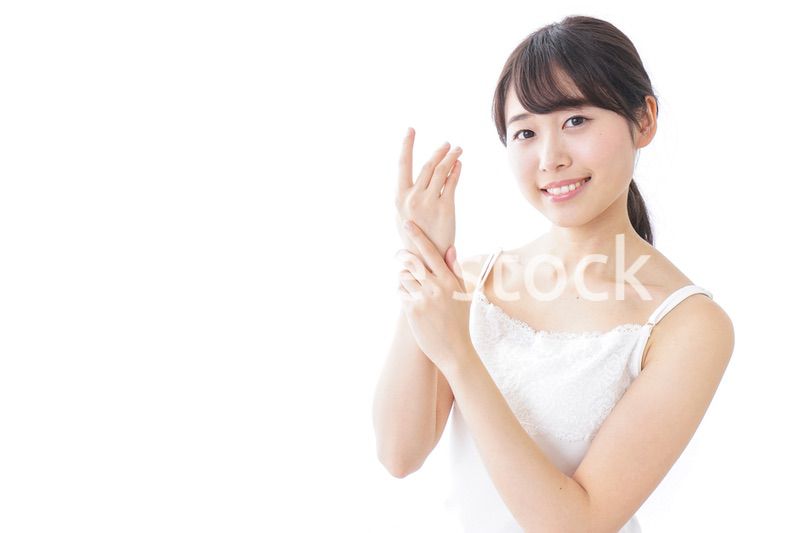 クリームを塗る若い女性