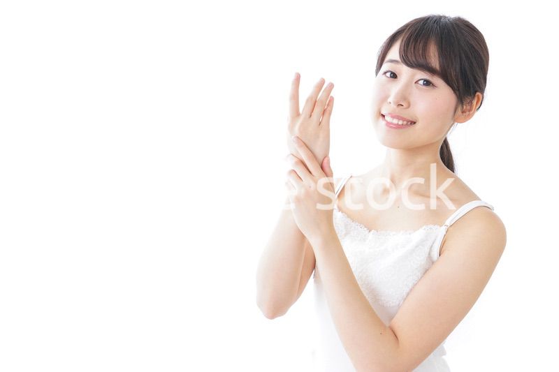 クリームを塗る若い女性