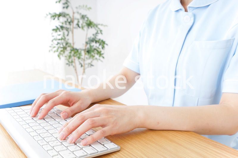 パソコンを使う看護師
