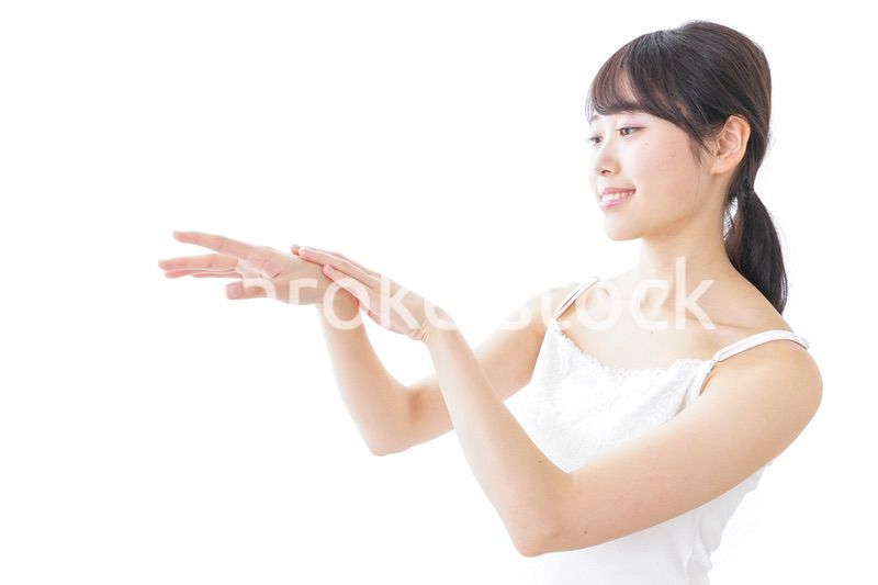 クリームを塗る若い女性