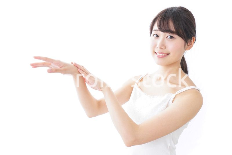 クリームを塗る若い女性