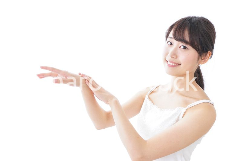 クリームを塗る若い女性