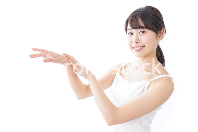 クリームを塗る若い女性