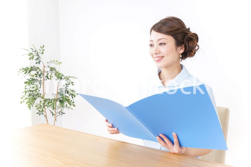 書類を読む看護師