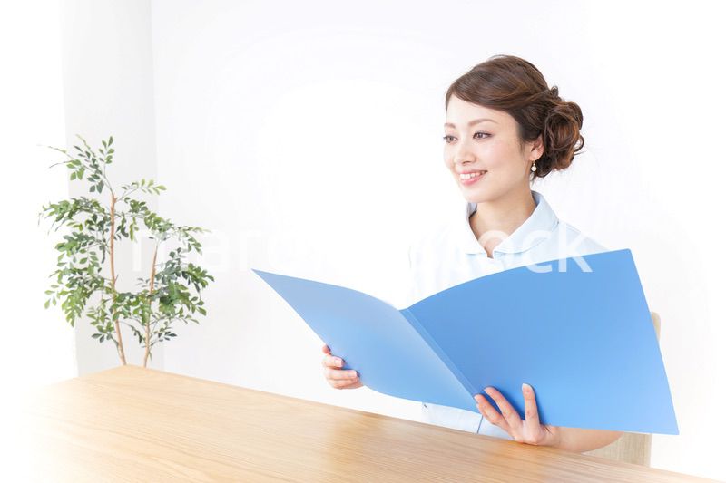 書類を読む看護師