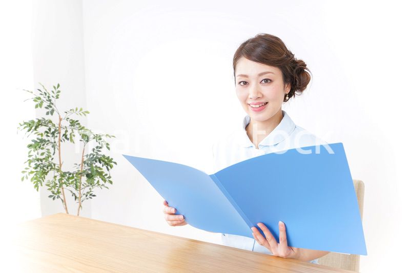 書類を読む看護師
