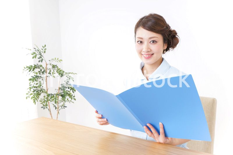 書類を読む看護師