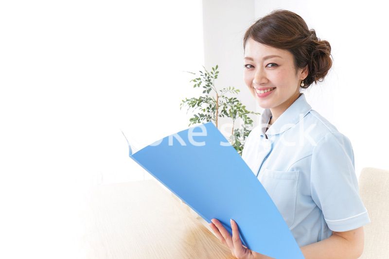 書類を読む看護師