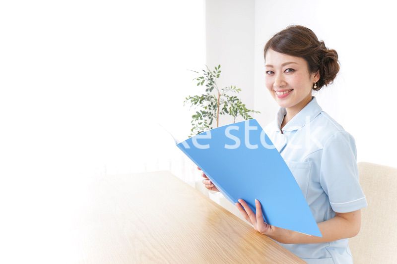 書類を読む看護師