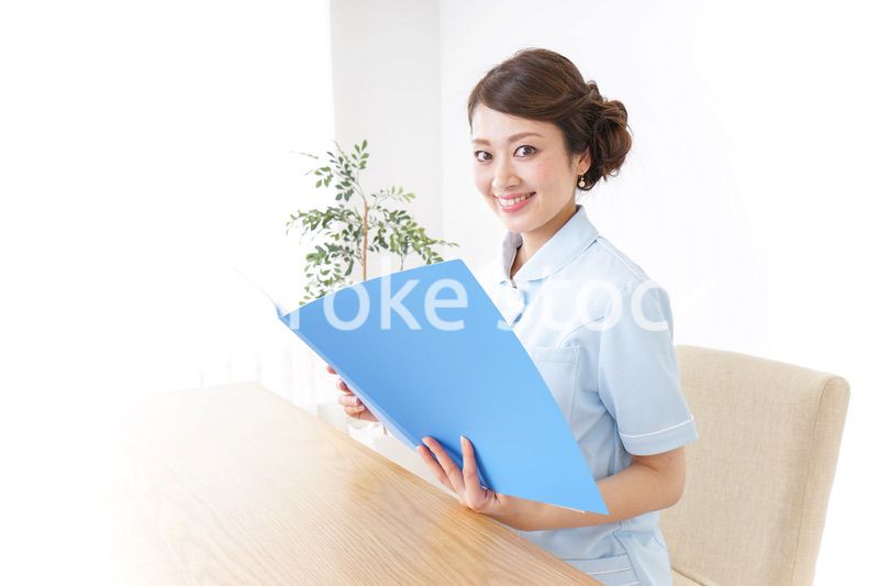 書類を読む看護師