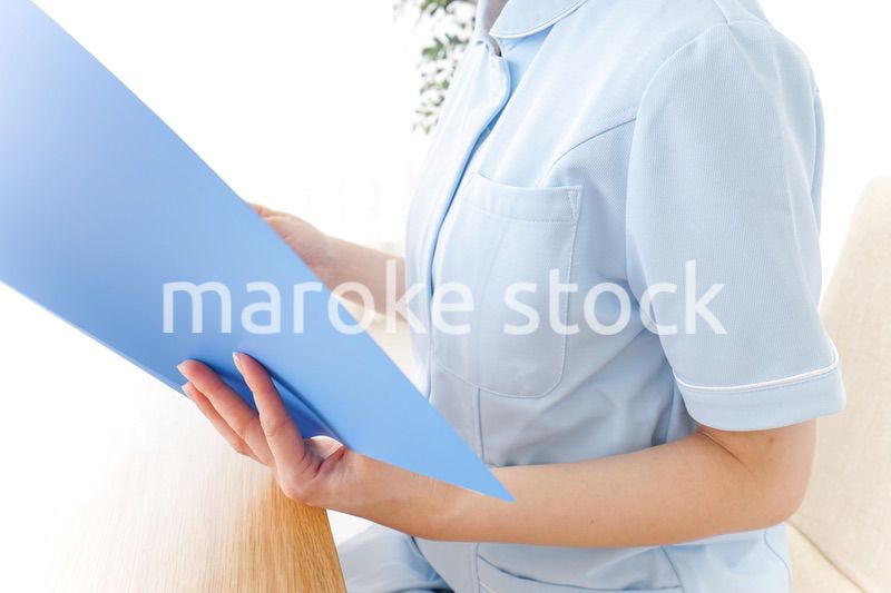 書類を読む看護師