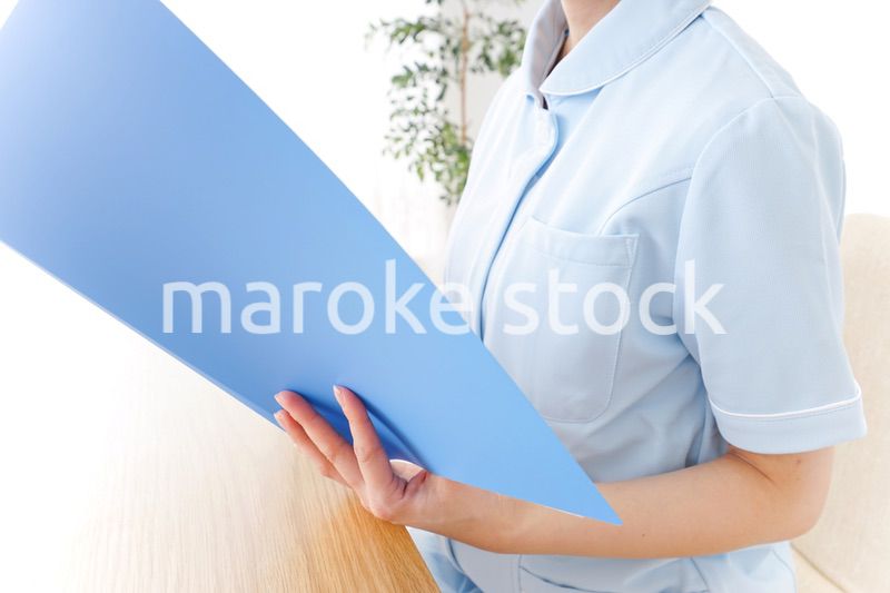 書類を読む看護師
