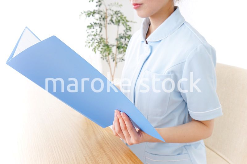 書類を読む看護師