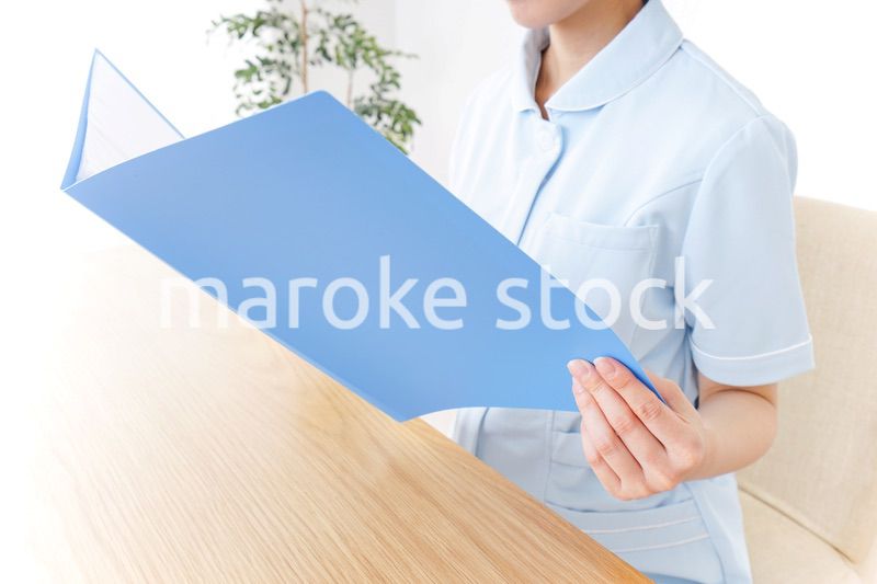 書類を読む看護師