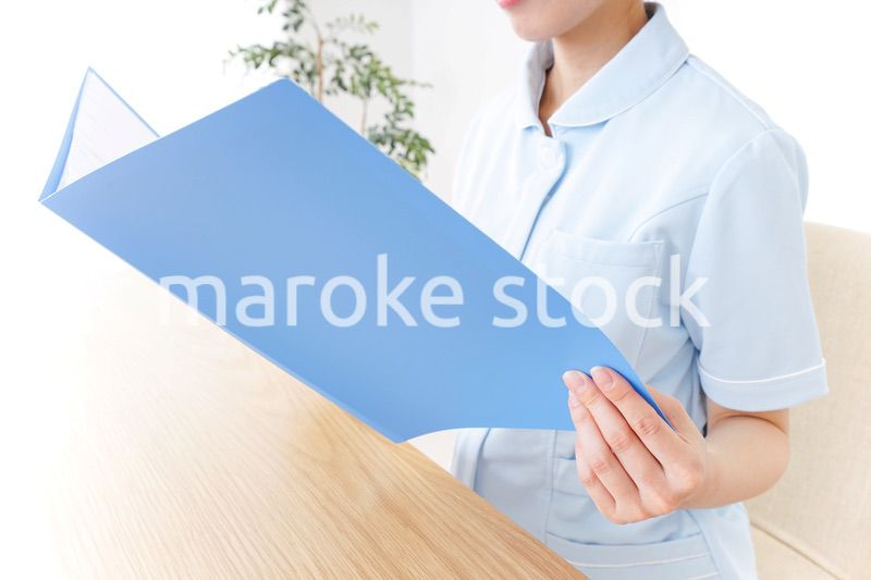 書類を読む看護師