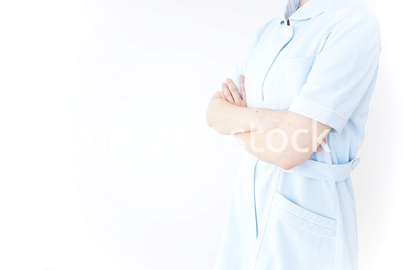 病院内を歩く看護師