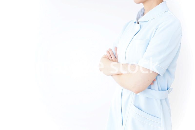 病院内を歩く看護師